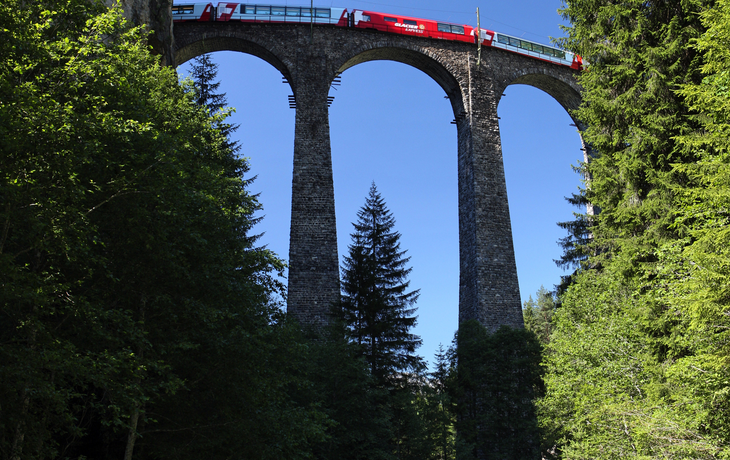 Glacier Express auf dem Landwasserviadukt bei Filisur, Kanton Graubünden