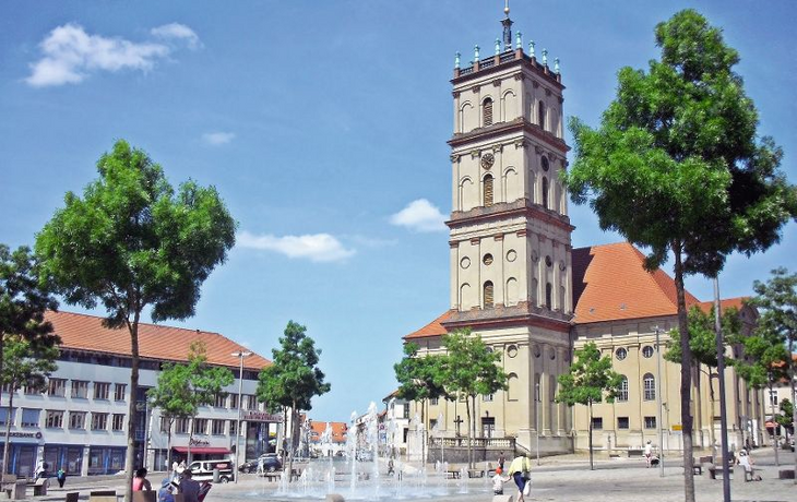Marktplatz von Neustrelitz mit Blick auf die Stadtkirche