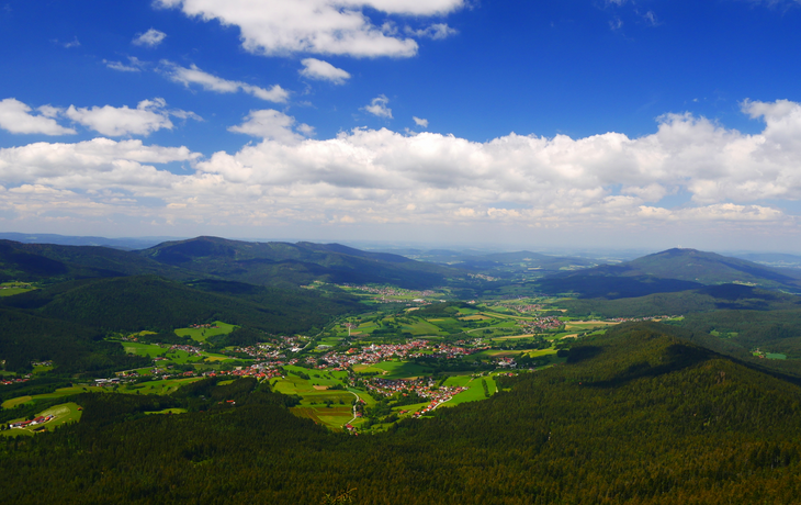 Blick auf den Berg Kleiner Osser und die Ortschaften Lam und den Kurort Arrach im Bayerischen Wald an der deutsch-tschechischen Grenze