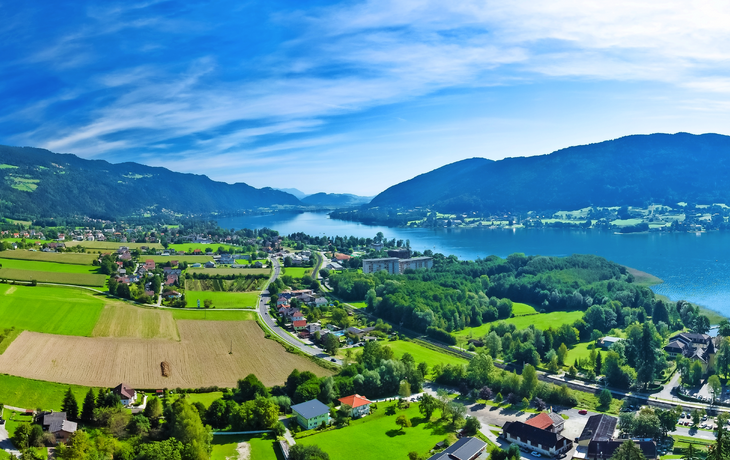 Panorama des Ossiacher Sees in Österreich