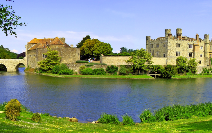 Panaramic Blick auf Leeds Castle und Graben, England