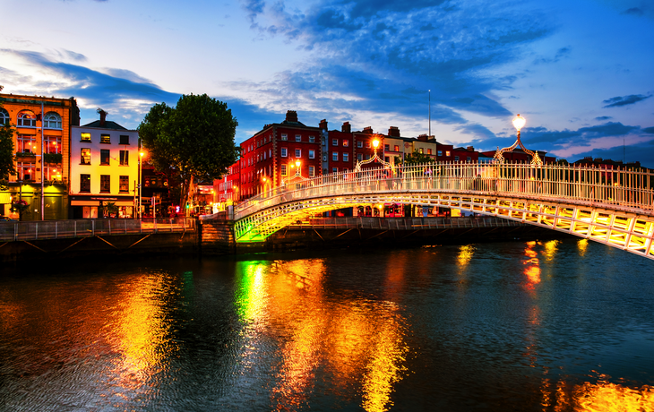 Nachtansicht der berühmten Ha?penny Bridge in Dublin bei Sonnenuntergang, Irland 