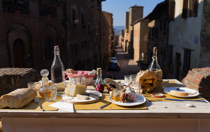 Tisch mit traditionellem italienischen Essen