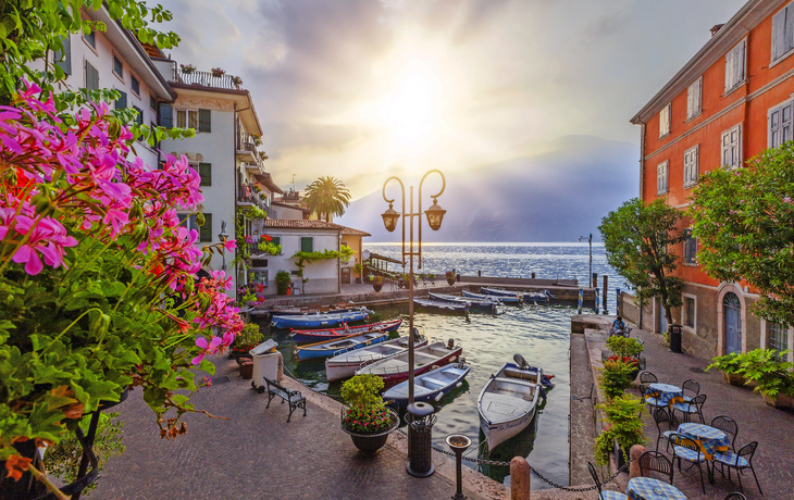 Sonnenaufgang im Hafen von Limone sul Garda am Gardasee in der Lombardei, Italien