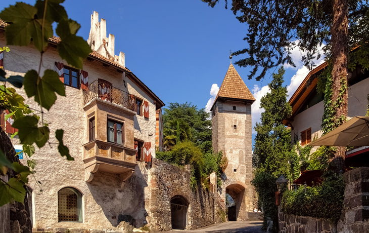 altes Stadttor Porta Passiria und Teil der alten Stadtmauer in Meran in Südtirol, Italien