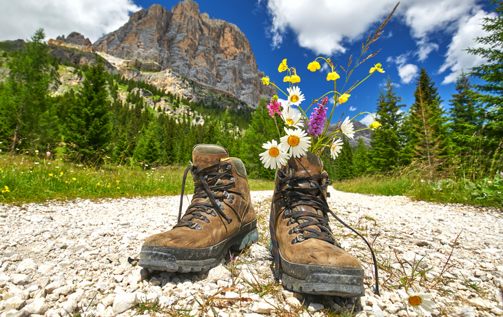 Wandern durch die Bergwelt der Dolomiten im Frühling