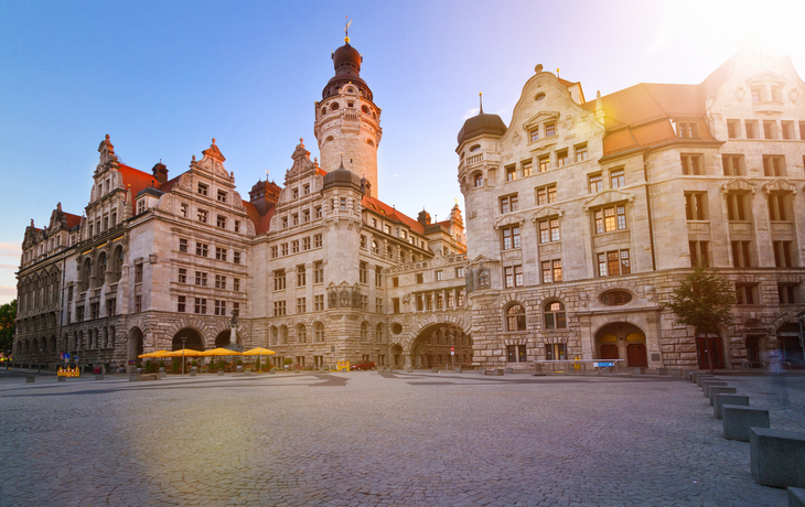 Auf dem Burgplatz in Leipzig und Blick auf das Neue Rathaus.