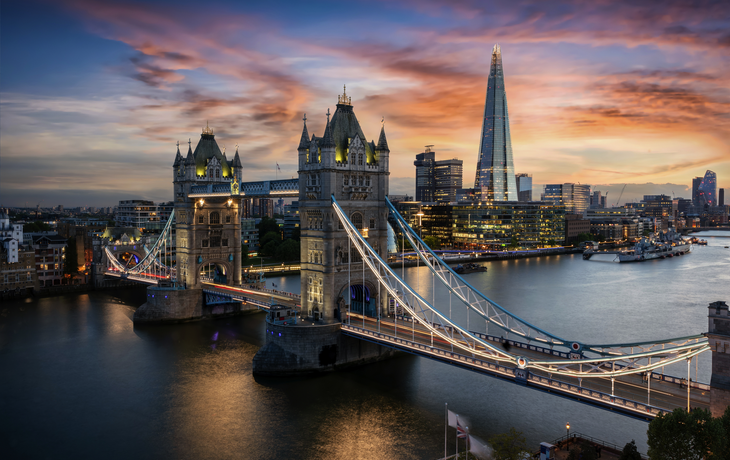 beleuchtete Tower Brücke über der Themse in London bei Sonnenuntergang